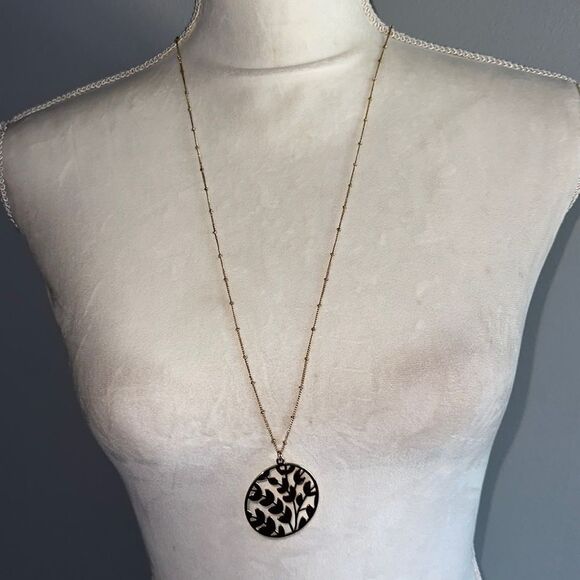 🌸HP🌸Vera Bradley Circle Medallion Necklace! - Picture 1 of 7